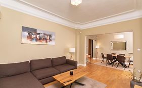 Stunning Luxury 3 Bedroom Apt In The Heart Of Town
